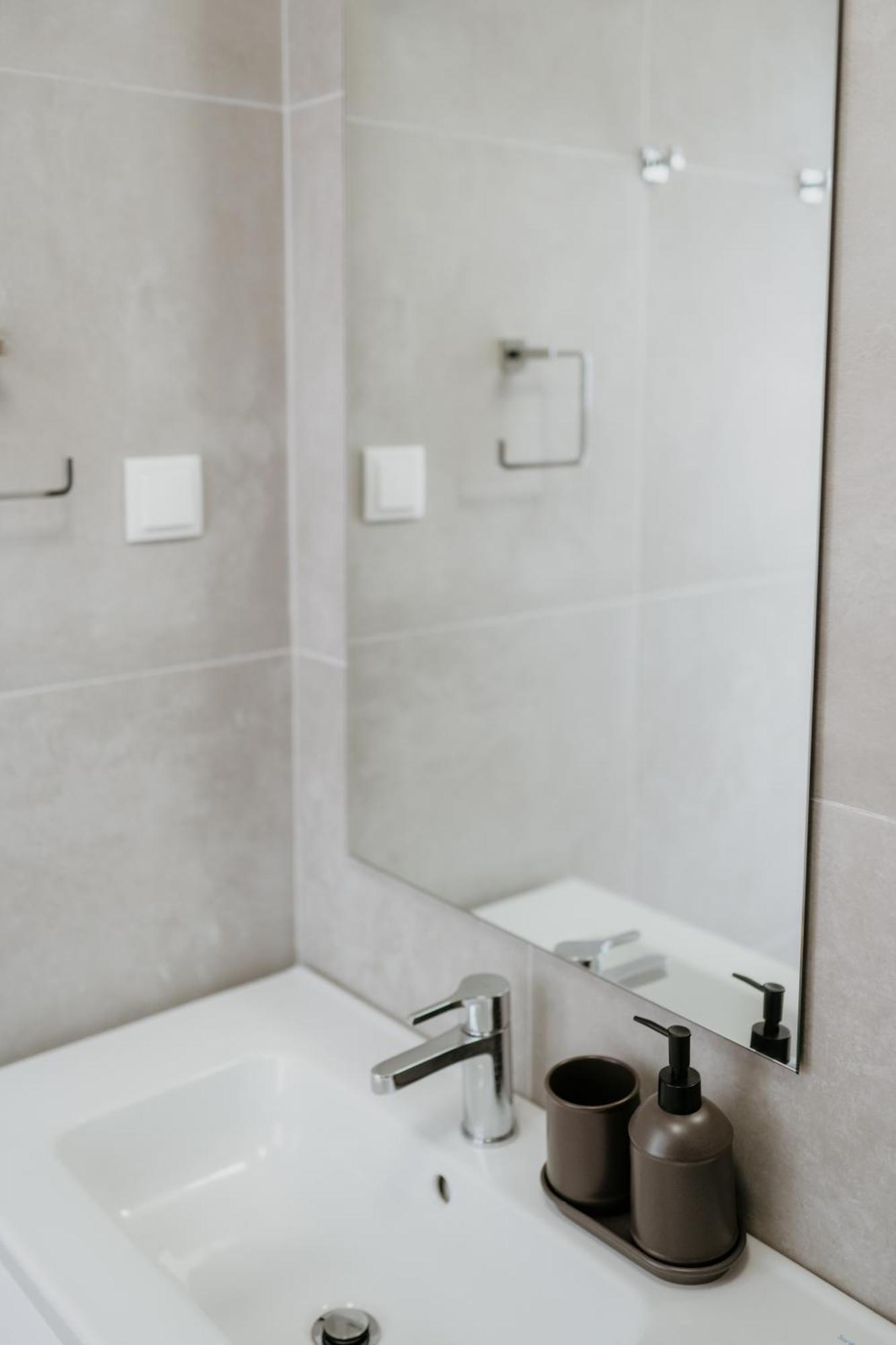 Mary Orange - No 236 Rc D - Contemporary Two-bedroom Haven Apartment