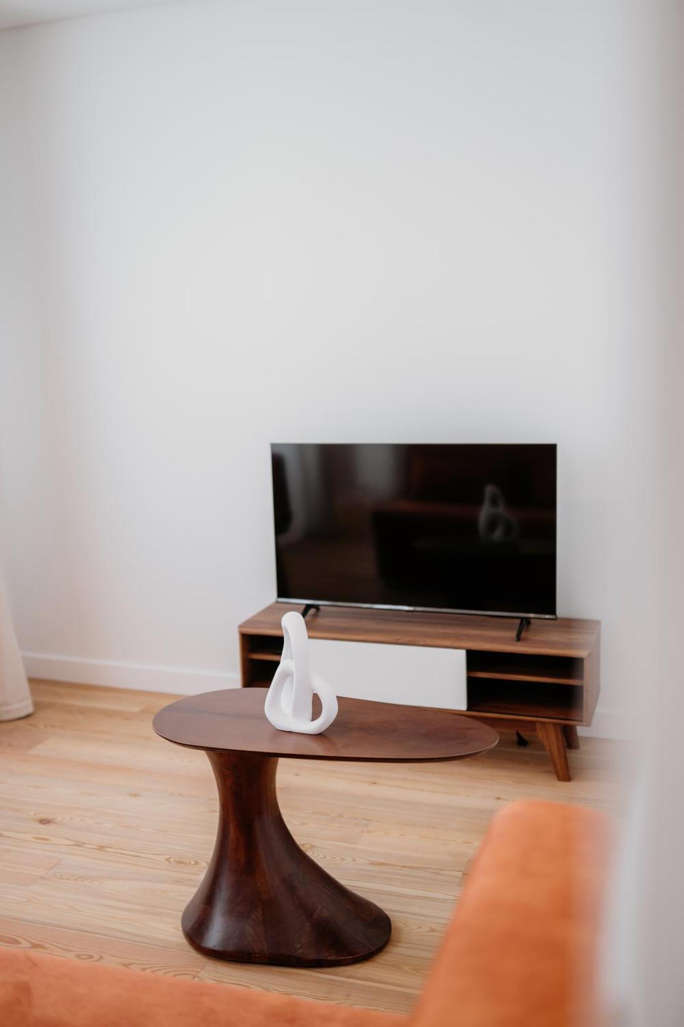 Mary Orange - No 236 Rc D - Contemporary Two-bedroom Haven Apartment Lisbon